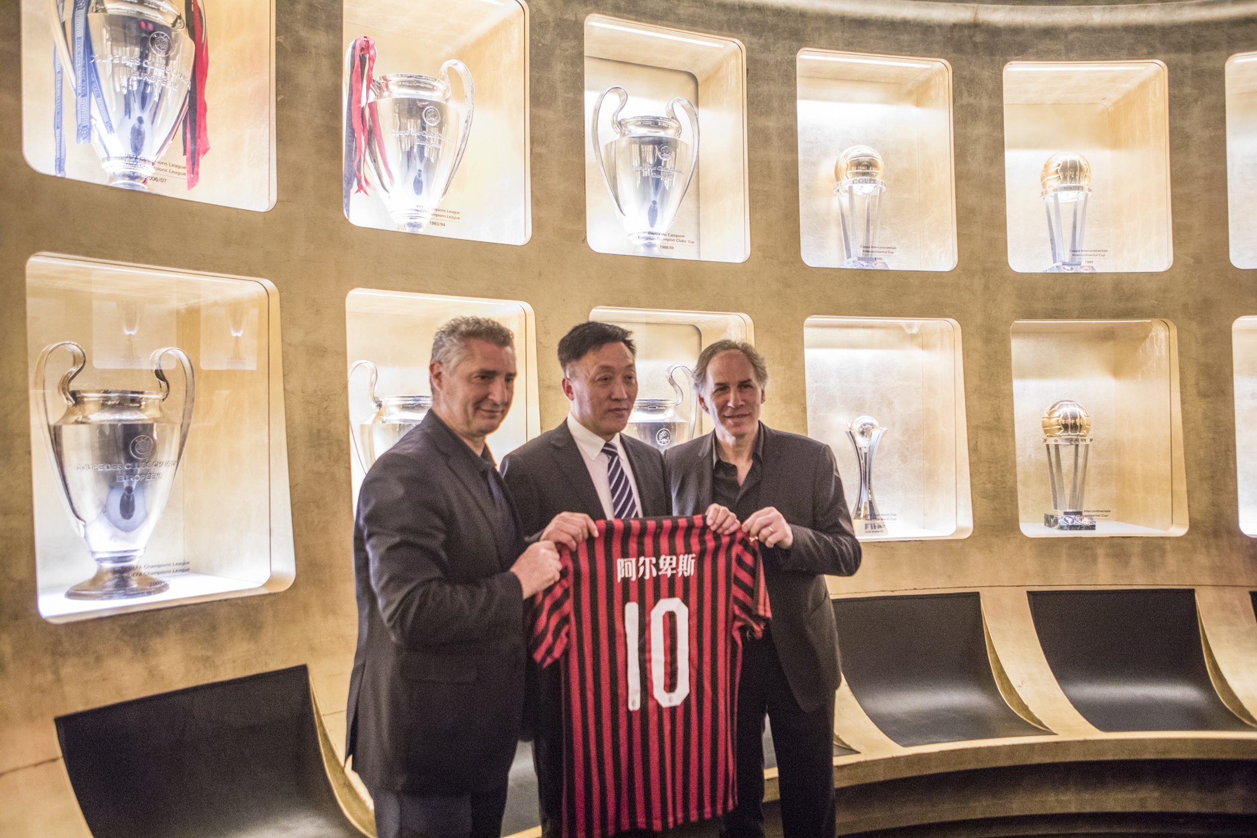 皇马客战巴列卡诺大名单：姆巴佩领衔，米利唐、阿拉巴在列（皇马客场挑战巴列卡诺名单出炉：姆巴佩领衔，米利唐、阿拉巴入选）