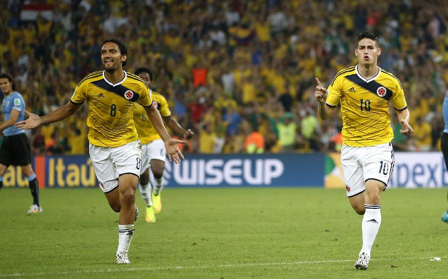 积雪已覆盖球场，加拿大联赛球员在雪战中完成潇洒倒钩得分（大雪封场，加拿大联赛球员雪中倒钩破门）