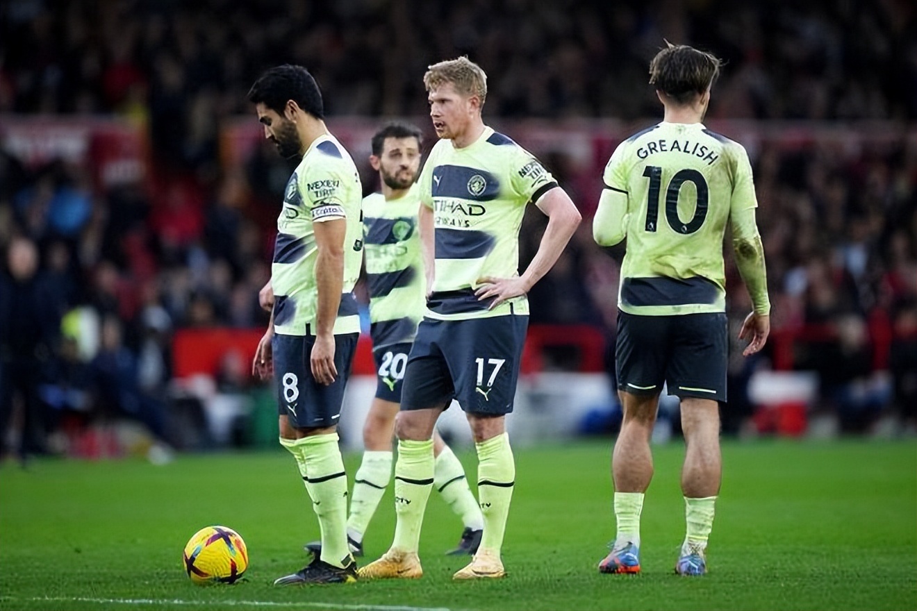 西亚卡姆和杰克逊半场均得分上双，二人合砍27分（西亚卡姆与杰克逊半场双双得分上双，共取27分）