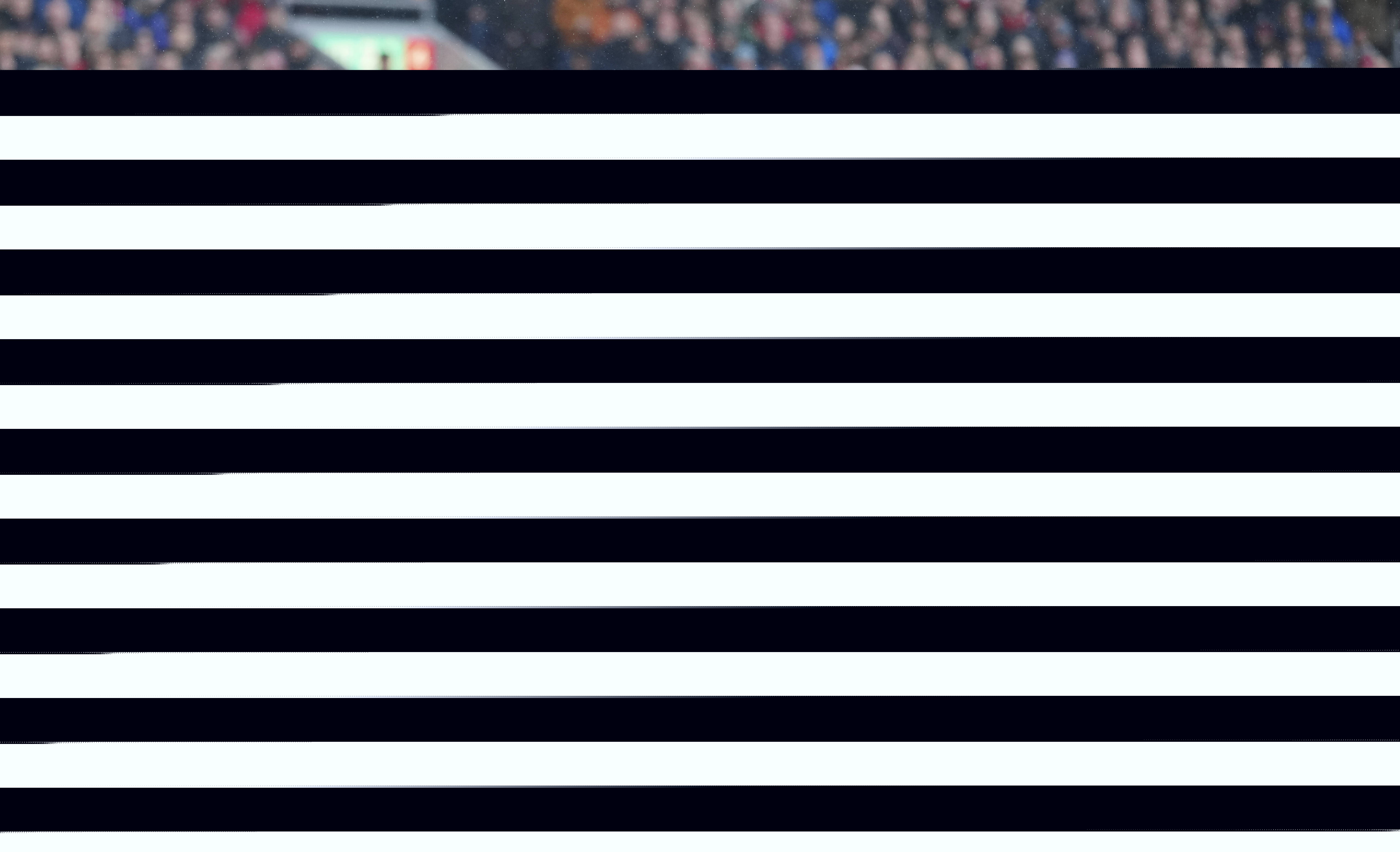 来砸场子的？几位C罗球迷现身梅西印度行看台，被安保请出场（几名C罗球迷亮相梅西印度行看台，随后被安保请离场）