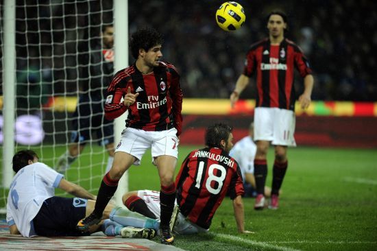 阿斯：巴萨本赛季面临严峻挑战，没在任何一场强强对话中获胜（阿斯：巴萨本季遭遇重压，强强对话至今未尝胜绩）