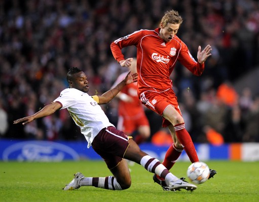 女亚冠联战报：王霜双响，武汉车谷江大2-0东孟加拉女足（女亚冠联快讯：王霜梅开二度，武汉车谷江大2比0力克东孟加拉女足）