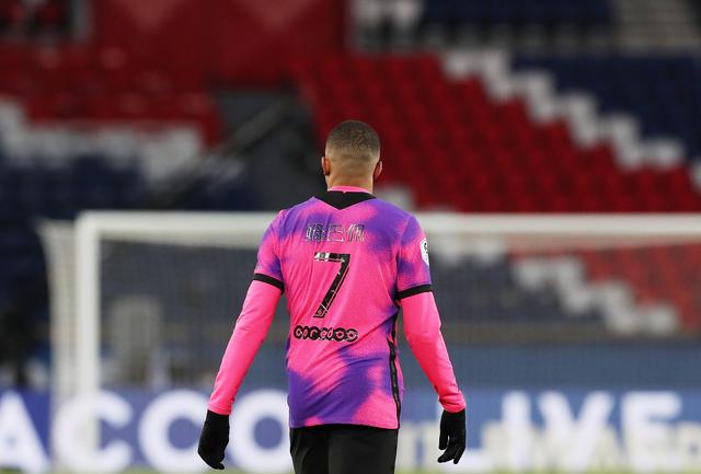 大哥你在干嘛？米兰德比补时阶段，巴斯托尼掏裆奇克（米兰德比补时阶段现争议：巴斯托尼对奇克疑似不当动作）