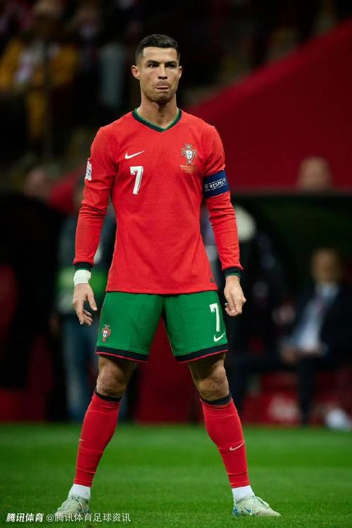 庆祝欧洲杯夺冠，英格兰女足前锋凯莉在伦敦街头跳舞（英格兰女足前锋凯莉伦敦街头起舞，庆祝欧洲杯夺冠）