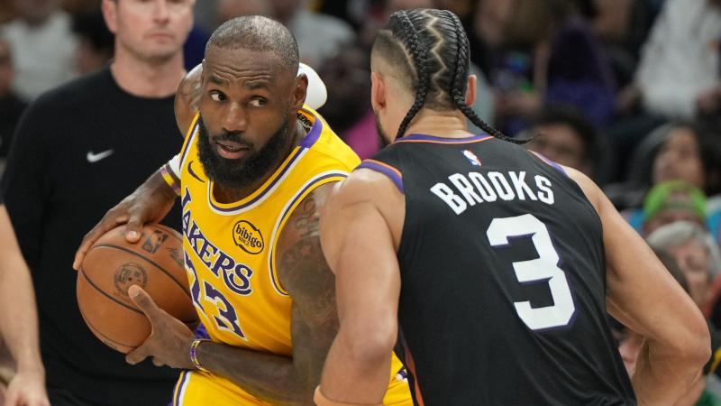 前锋关键时刻进球锁定胜利（前锋关键一击定胜局）