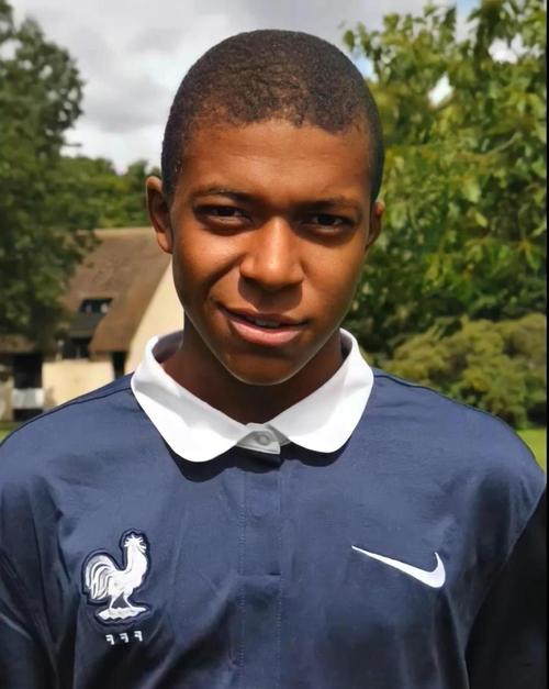 每体：巴萨让马丁替换德容出席发布会，以肯定前者的出色表现（每体：巴萨安排马丁顶替德容出席发布会，以示对其出色发挥的肯定）